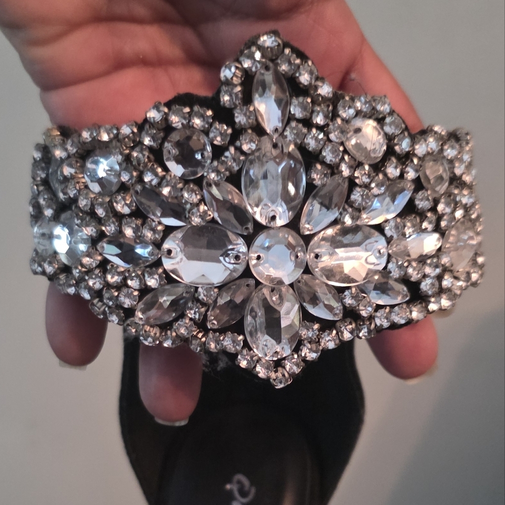 Chic Black Heels with Sparkling Embellishments - Picture 2 of 3